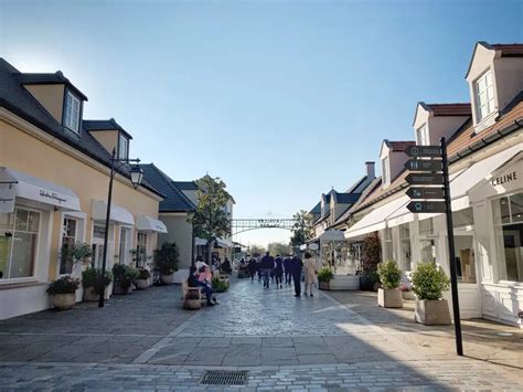 Outlet Shopping in Paris: La Vallée Village .